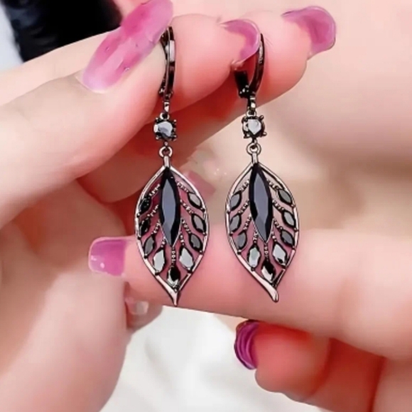 Jewelry - NEW Black Leaf Earrings